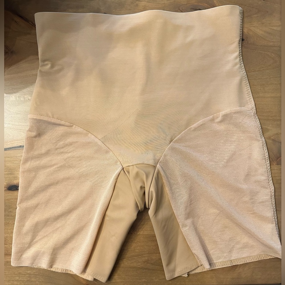 Brand New Honeylove SuperPower Mid-Waist Short in Sand - XL